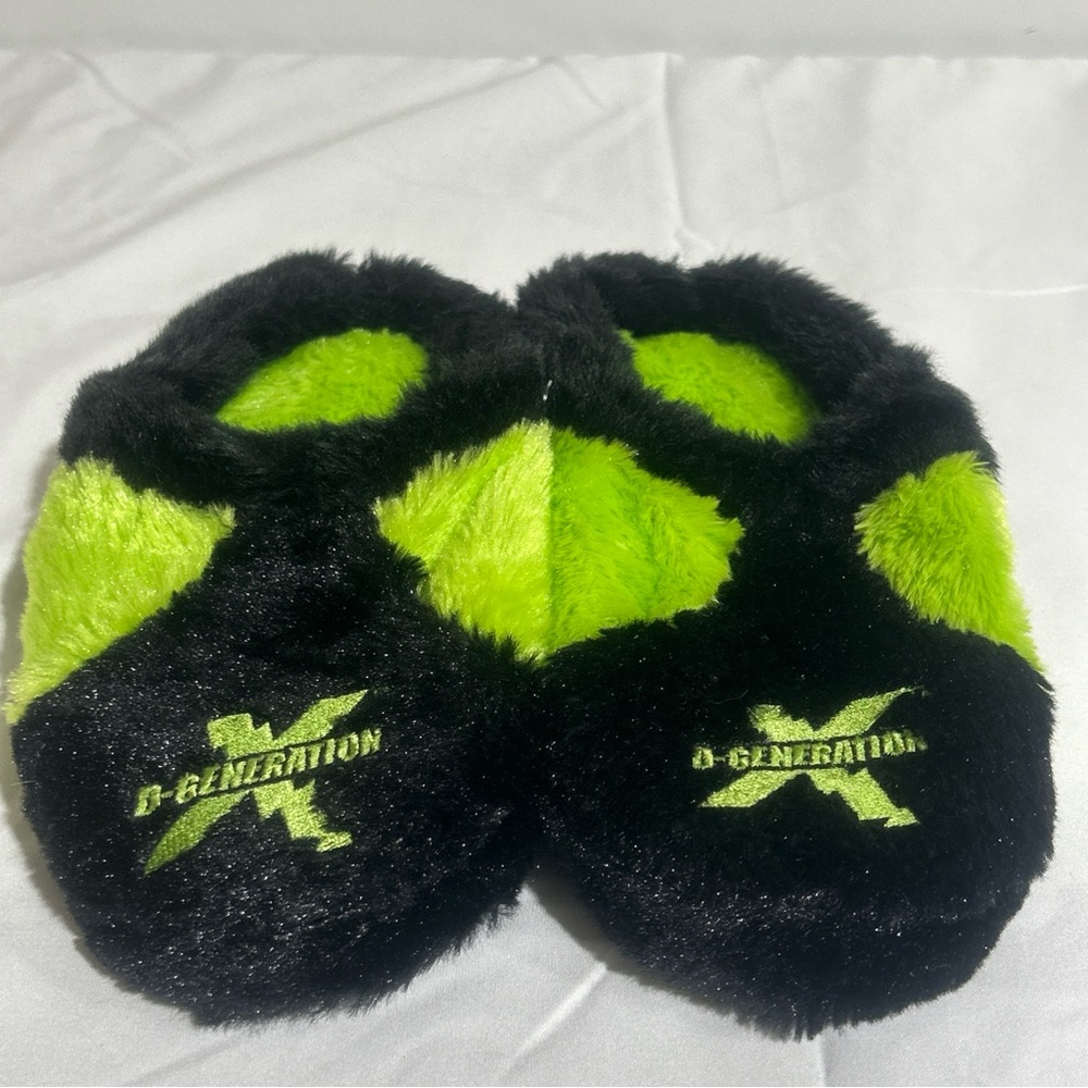 VTG WWE D-Generation X FOREVER COLLECTIBLES BLACK/YELLOW FUZZY SLIPPERS.